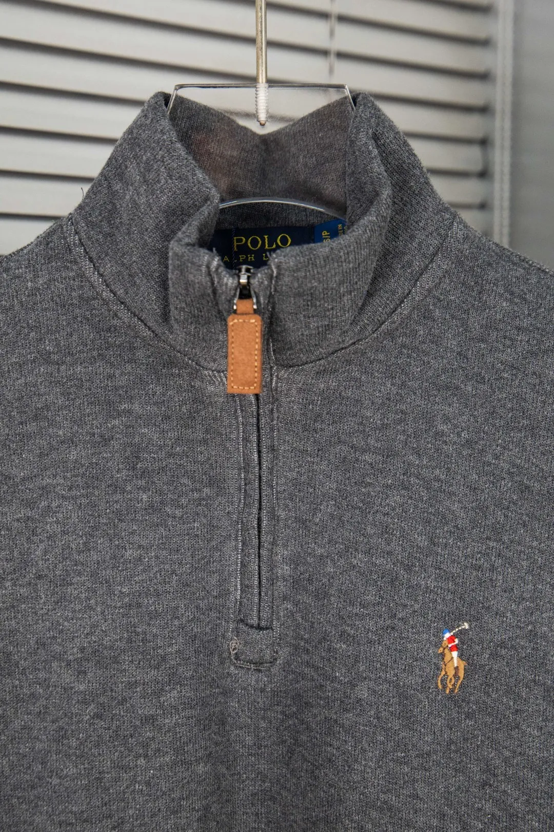 🅿️260 new model number: B143 Ralph Lauren's new half-zip sweatshirt top with colorful logo embroidery on the chest 1️⃣ Developed using original fabric, the fabric properties are similar to wool, soft and light to the touch, and has good wrapping and elasticity! 2️⃣The iconic embroidery design style on the chest is very youthful and energetic, and can be easily worn by both men and women. It is very in line with the fashion aesthetic concepts of today's young people! 3️⃣Simple style, comfortable to wear, same style for men and women, a must-have for couples! 4️⃣Full set of customized accessories, complete with three standards Color: gray, beige Size: S, M, L, XL